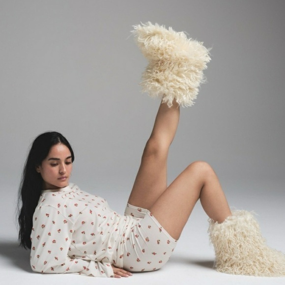 SKIMS Shoes - 💕SKIMS Faux Fur Shaggy Boots Slippers💕